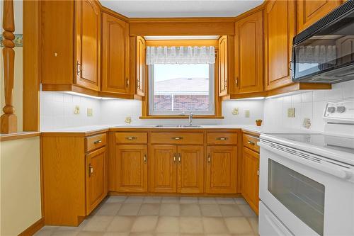 106 Fernwood Crescent, Hamilton, ON - Indoor Photo Showing Kitchen