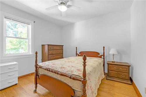 106 Fernwood Crescent, Hamilton, ON - Indoor Photo Showing Bedroom