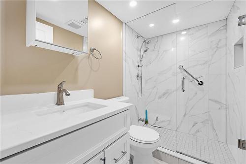 106 Fernwood Crescent, Hamilton, ON - Indoor Photo Showing Bathroom