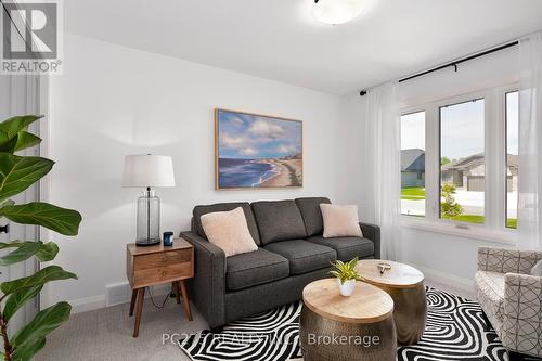 101 Kamal Drive, Sarnia, ON - Indoor Photo Showing Living Room