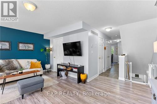 13B - 15 Carere Crescent, Guelph (Brant), ON - Indoor Photo Showing Living Room