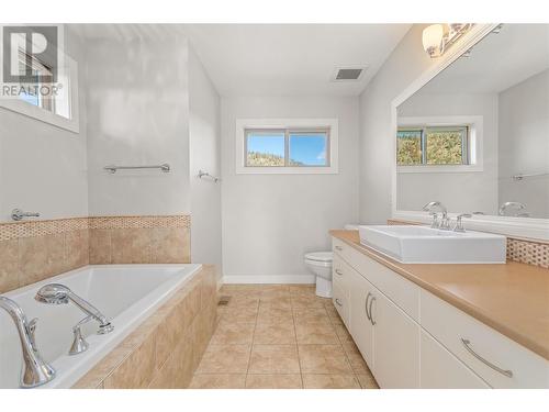 638 Long Ridge Drive, Kelowna, BC - Indoor Photo Showing Bathroom