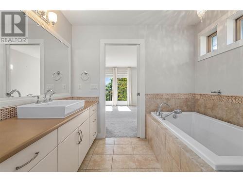 638 Long Ridge Drive, Kelowna, BC - Indoor Photo Showing Bathroom