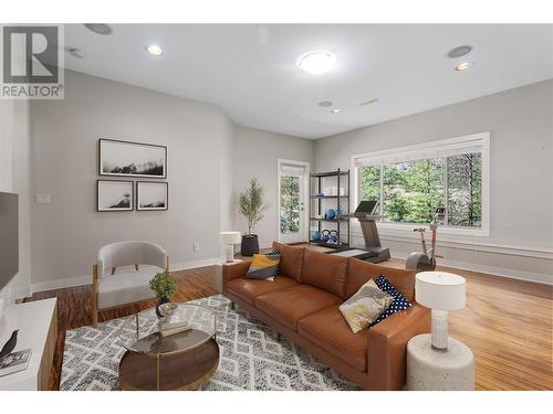 638 Long Ridge Drive, Kelowna, BC - Indoor Photo Showing Living Room