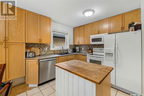 6814 Dalgliesh Drive, Regina, SK - Indoor Photo Showing Kitchen With Double Sink