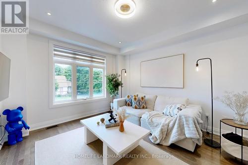 8B Parker Avenue, Richmond Hill (Oak Ridges), ON - Indoor Photo Showing Living Room