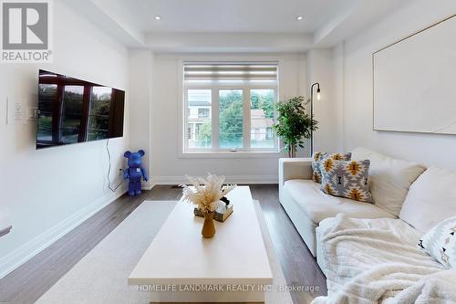 8B Parker Avenue, Richmond Hill (Oak Ridges), ON - Indoor Photo Showing Living Room