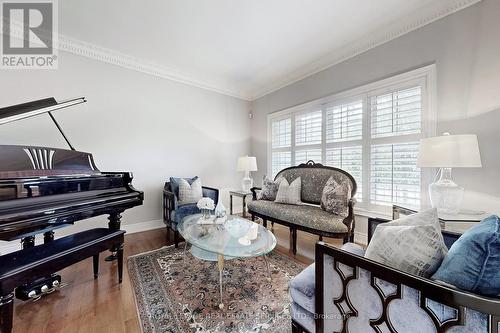 64 Woodland Hills Boulevard, Aurora, ON - Indoor Photo Showing Living Room