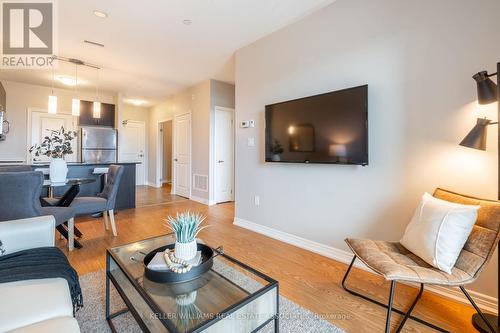 208 - 33 Whitmer Street, Milton (Scott), ON - Indoor Photo Showing Living Room