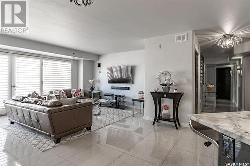 504 157 2Nd Avenue N, Saskatoon, SK - Indoor Photo Showing Living Room