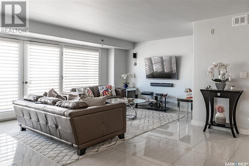 504 157 2Nd Avenue N, Saskatoon, SK - Indoor Photo Showing Living Room