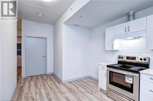 B05 - 269 Sunview Street, Waterloo, ON - Indoor Photo Showing Kitchen