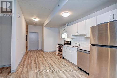 B05 - 269 Sunview Street, Waterloo, ON - Indoor Photo Showing Kitchen With Double Sink