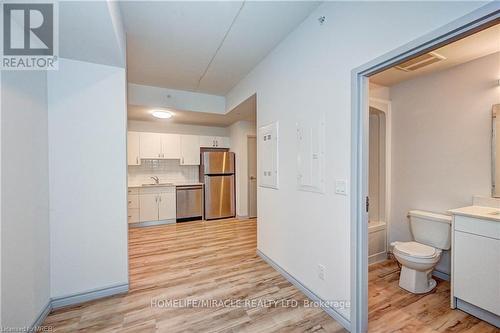 B05 - 269 Sunview Street, Waterloo, ON - Indoor Photo Showing Bathroom