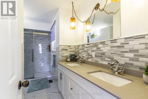 404 Queenston Road, Hamilton (Glenview), ON - Indoor Photo Showing Bathroom