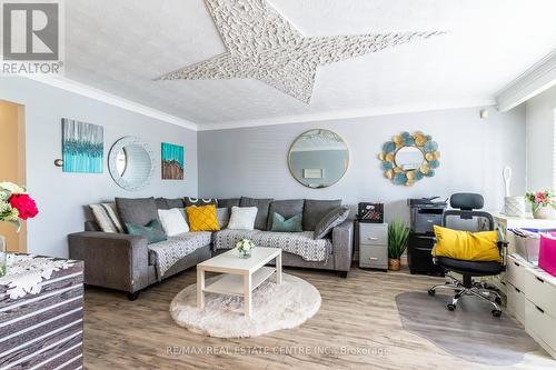 404 Queenston Road, Hamilton (Glenview), ON - Indoor Photo Showing Living Room