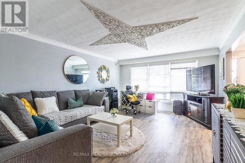 404 Queenston Road, Hamilton (Glenview), ON - Indoor Photo Showing Living Room