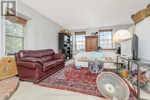 216 Barden Street, Guelph/Eramosa, ON - Indoor Photo Showing Living Room