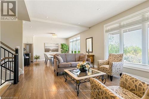 110 Sunset Boulevard, Georgian Bluffs, ON - Indoor Photo Showing Living Room