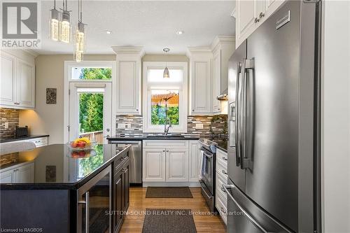 110 Sunset Boulevard, Georgian Bluffs, ON - Indoor Photo Showing Kitchen With Upgraded Kitchen