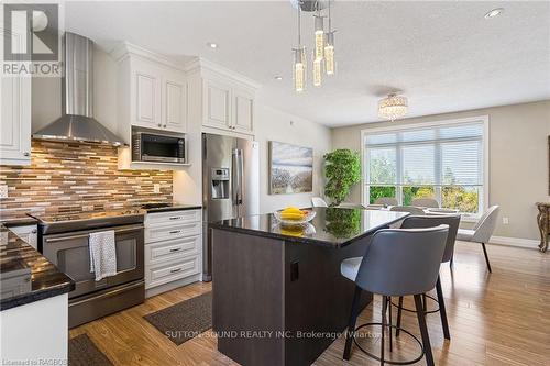 110 Sunset Boulevard, Georgian Bluffs, ON - Indoor Photo Showing Kitchen With Upgraded Kitchen