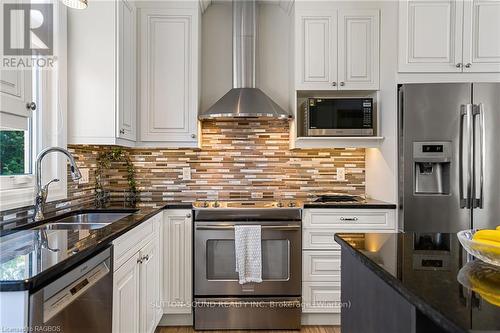 110 Sunset Boulevard, Georgian Bluffs, ON - Indoor Photo Showing Kitchen With Double Sink With Upgraded Kitchen