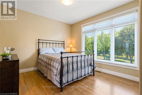 110 Sunset Boulevard, Georgian Bluffs, ON - Indoor Photo Showing Bedroom