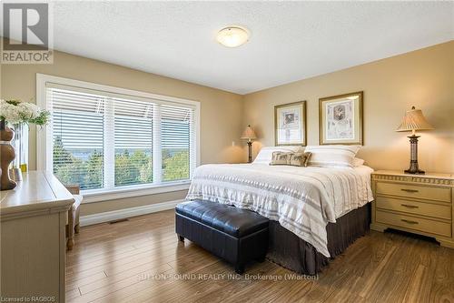 110 Sunset Boulevard, Georgian Bluffs, ON - Indoor Photo Showing Bedroom