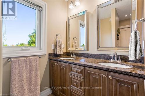 110 Sunset Boulevard, Georgian Bluffs, ON - Indoor Photo Showing Bathroom