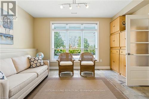 110 Sunset Boulevard, Georgian Bluffs, ON - Indoor Photo Showing Living Room