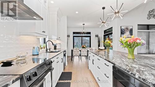 17 Edgeview Crescent, Middlesex Centre (Komoka), ON - Indoor Photo Showing Kitchen With Upgraded Kitchen