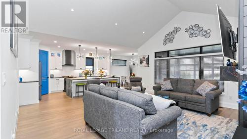 17 Edgeview Crescent, Middlesex Centre (Komoka), ON - Indoor Photo Showing Living Room