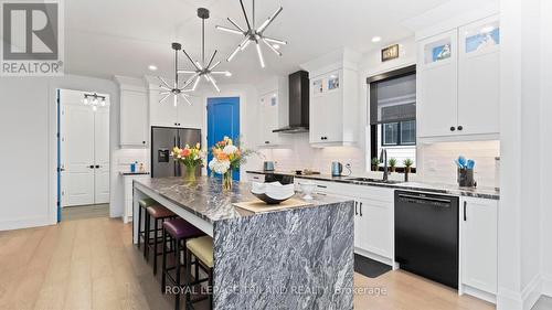 17 Edgeview Crescent, Middlesex Centre (Komoka), ON - Indoor Photo Showing Kitchen With Upgraded Kitchen