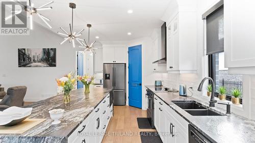 17 Edgeview Crescent, Middlesex Centre (Komoka), ON - Indoor Photo Showing Kitchen With Double Sink With Upgraded Kitchen