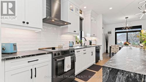 17 Edgeview Crescent, Middlesex Centre (Komoka), ON - Indoor Photo Showing Kitchen With Upgraded Kitchen