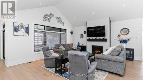 17 Edgeview Crescent, Middlesex Centre (Komoka), ON - Indoor Photo Showing Living Room With Fireplace