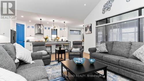 17 Edgeview Crescent, Middlesex Centre (Komoka), ON - Indoor Photo Showing Living Room