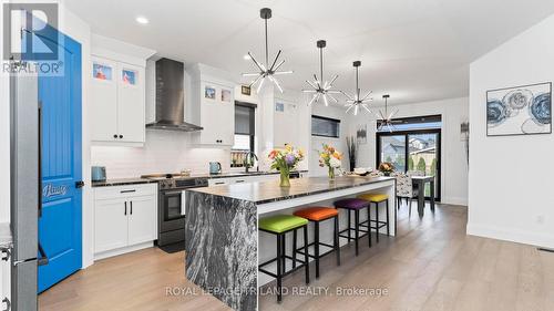 17 Edgeview Crescent, Middlesex Centre (Komoka), ON - Indoor Photo Showing Kitchen With Upgraded Kitchen