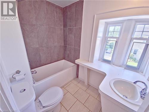 390 Brock Street, Fergus, ON - Indoor Photo Showing Bathroom