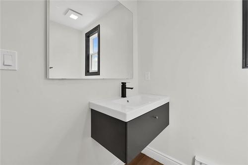 UPPER LEVEL - 68 Kinrade Avenue, Hamilton, ON - Indoor Photo Showing Bathroom