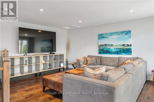 61 Southshore Crescent, Hamilton, ON - Indoor Photo Showing Living Room