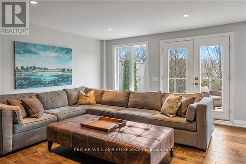 61 Southshore Crescent, Hamilton, ON - Indoor Photo Showing Living Room