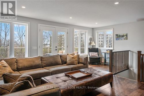 61 Southshore Crescent, Hamilton, ON - Indoor Photo Showing Living Room