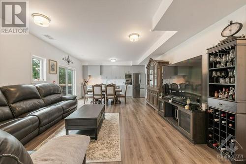 9 Spadina Avenue, Ottawa, ON - Indoor Photo Showing Living Room