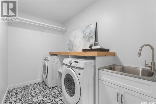 113 Bottomley Avenue N, Saskatoon, SK - Indoor Photo Showing Laundry Room