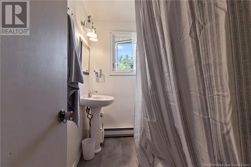 10 Kingsway, Moncton, NB - Indoor Photo Showing Bathroom