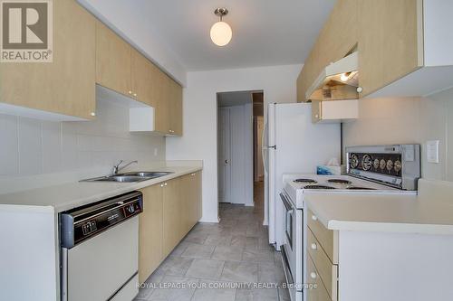 532 Tara Hill Circle, Aurora (Aurora Village), ON - Indoor Photo Showing Kitchen With Double Sink