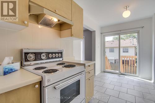 532 Tara Hill Circle, Aurora (Aurora Village), ON - Indoor Photo Showing Kitchen