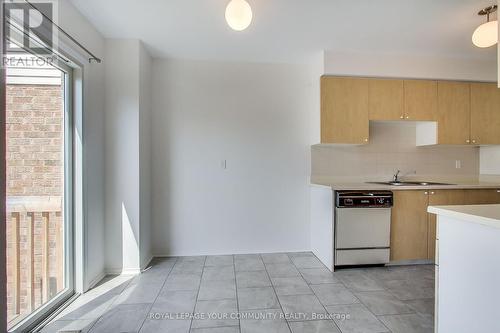 532 Tara Hill Circle, Aurora (Aurora Village), ON - Indoor Photo Showing Kitchen