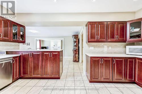 2492 Erin Centre Boulevard, Mississauga, ON - Indoor Photo Showing Kitchen